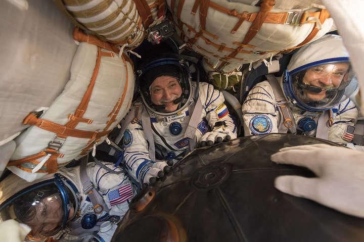 Трое космонавтов успешно вернулись на Землю с МКС: видео