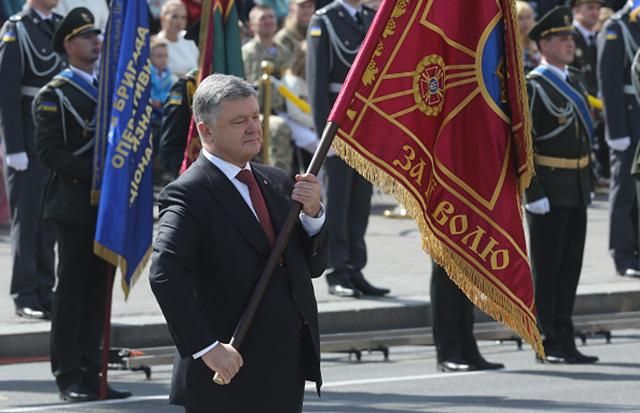 Порошенко наградил военных ВСУ и Нацгвардии Порошенко наградил военных ВСУ и Нацгвардии