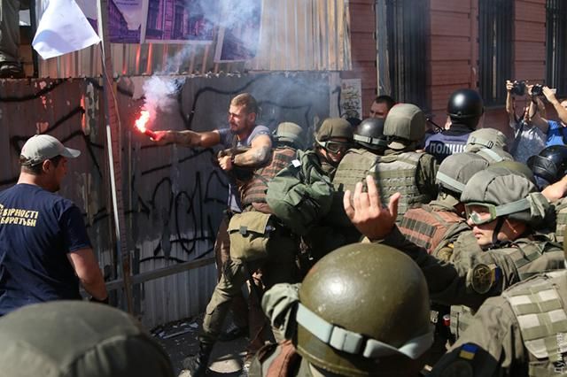 Масштабна сутичка з поліцією спалахнула на місці скандальної забудови в Одесі: промовисті фото