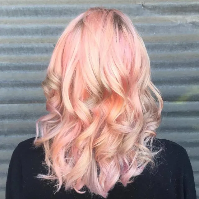 Ніжно-рожевий колір зможе освіжити звичайний блонд 