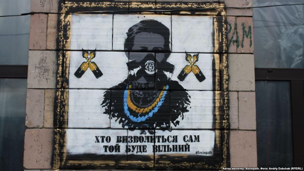 На Грушевского в Киеве снова жгут шины: возмущенные активисты крушат магазин На Грушевского в Киеве снова жгут шины: возмущенные активисты крушат магазин