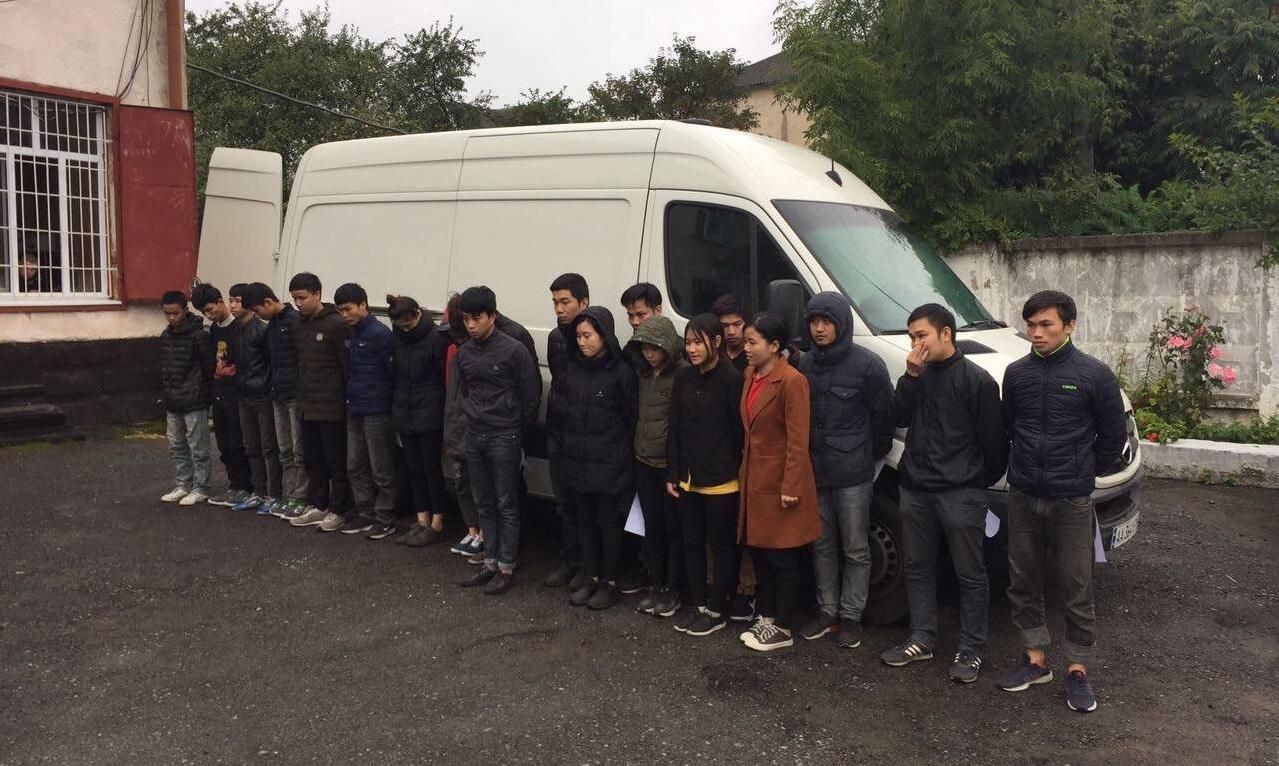 Полиция разоблачила перевозку 20 нелегальных мигрантов: фото
