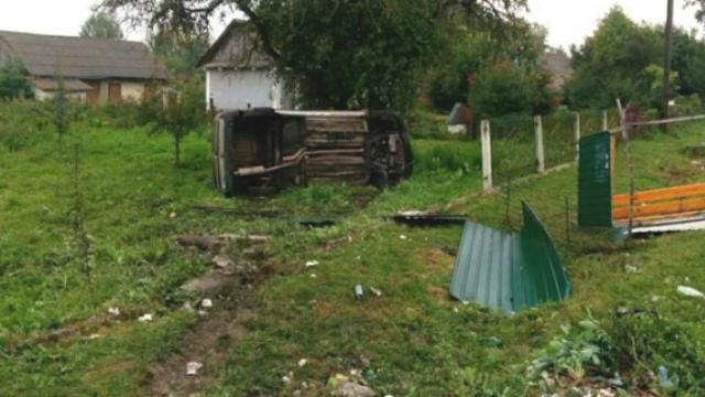 Citroen протаранил остановку на Ровенщине Citroen протаранил остановку на Ровенщине