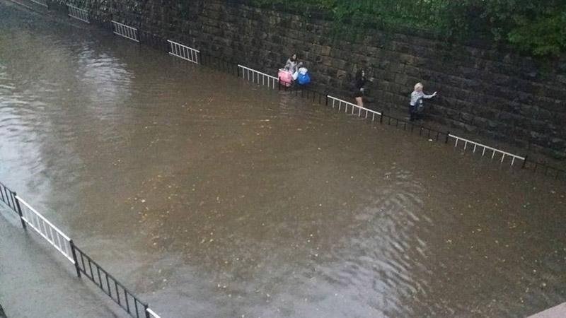 З'явилось відео наслідків негоди на Заході: затоплені дороги, пошкоджене електропостачання З'явилось відео наслідків негоди на Заході: затоплені дороги, пошкоджене електропостачання