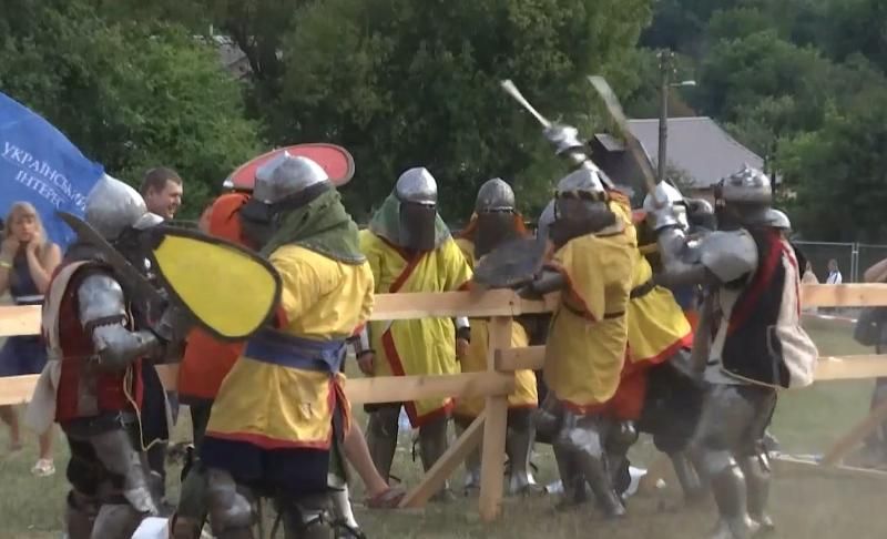 Середньовічні баталії: на турнірі під Києвом схрестили мечі лицарі з усієї України

