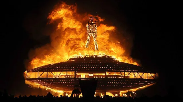 Палаюча скульптура на Burning Man 2017
