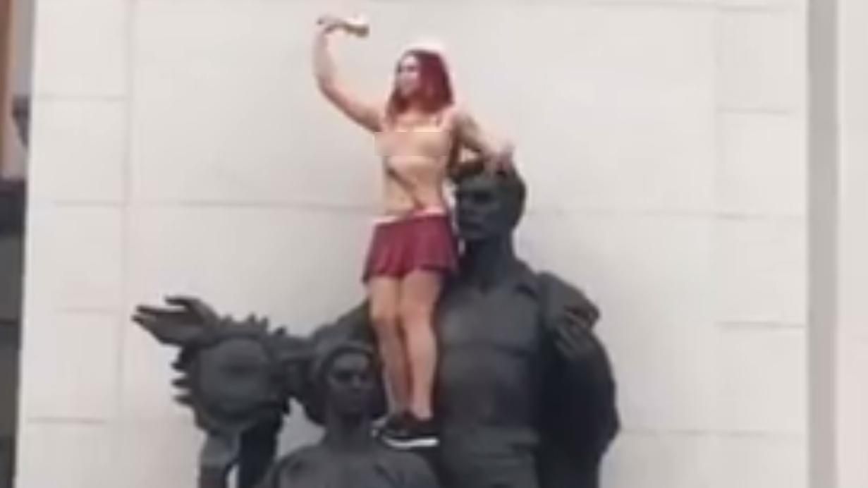 После каникул депутатов под стенами Рады ждал эротический сюрприз (18+) После каникул депутатов под стенами Рады ждал эротический сюрприз (18+)