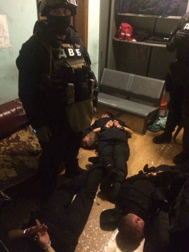 У Києві затримали поліцейських, які били людей та сприяли злочинцям 
