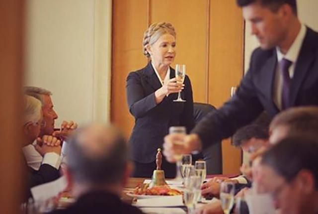 Тимошенко начала работу в Раде с бокалом алкоголя: фотофакт