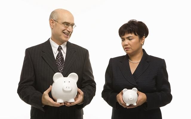 Чоловіки заробляють більше за жінок в Україні: стало відомо, на скільки Чоловіки заробляють більше за жінок в Україні: стало відомо, на скільки