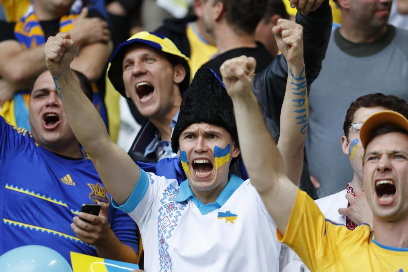 Україна – Ісландія: українські фани влаштували в Рейк'явіку патріотичний перфоманс