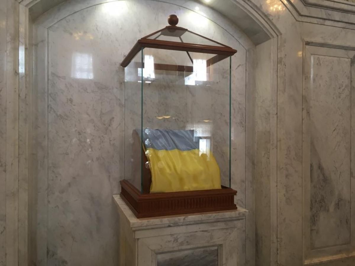 Более миллиона гривен за флаг: Верховная Рада "реставрировала" экспозицию в своих кулуарах Более миллиона гривен за флаг: Верховная Рада "реставрировала" экспозицию в своих кулуарах