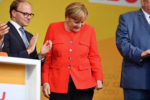 Меркель забросали помидорами во время выступления