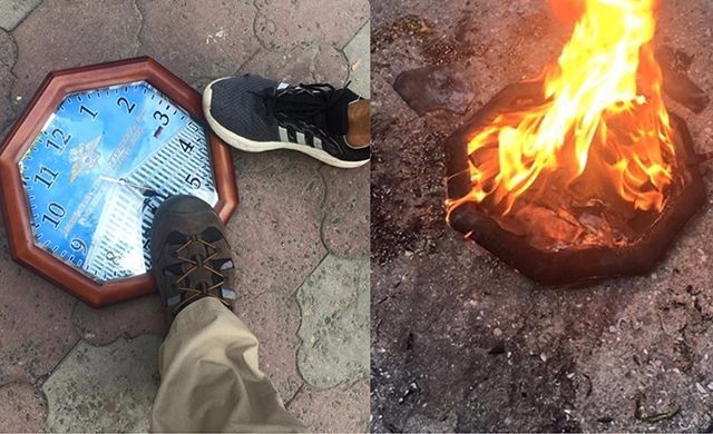Активісти спалили годинник з символікою Росії, який виявили в готелі Одеси: фото та відео