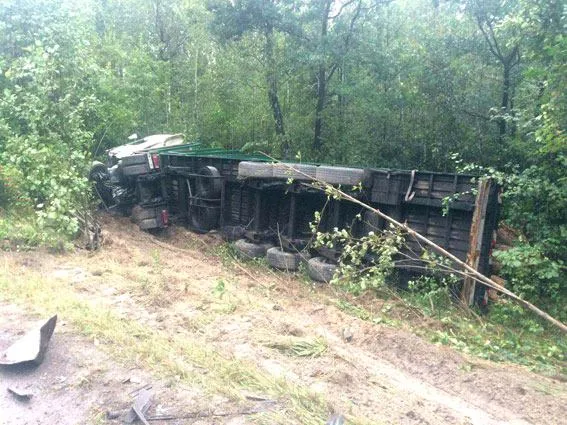 На Рівненнщині фура зіштовхнулась з легковиком На Рівненнщині фура зіштовхнулась з легковиком