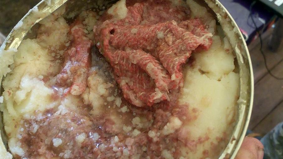 Военные нашли в консерве для ВСУ строительную перчатку: фотофакт