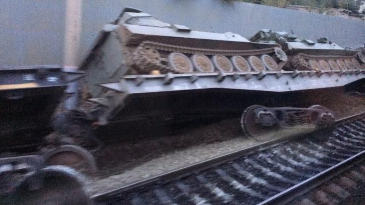 В России сошел с рельсов эшелон с военной бронетехникой: красноречивые фото В России сошел с рельсов эшелон с военной бронетехникой: красноречивые фото