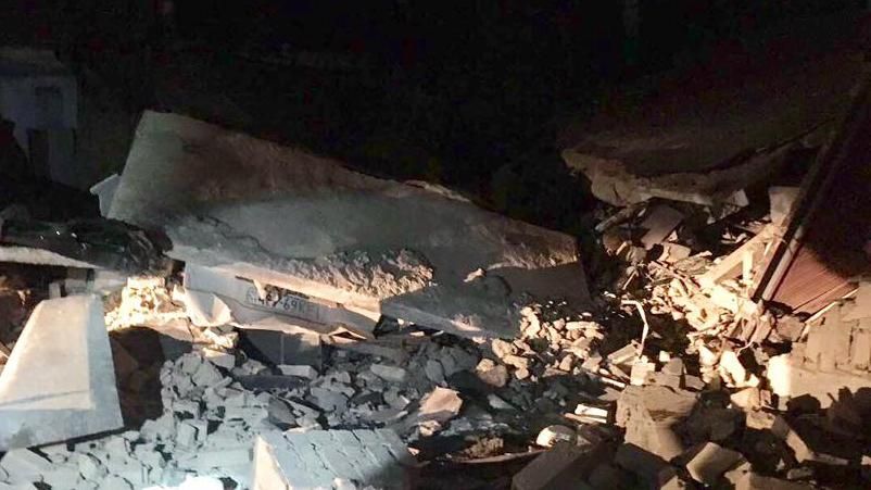 Кілька авто повністю знищив завал гаражів у Києві: фото, відео 