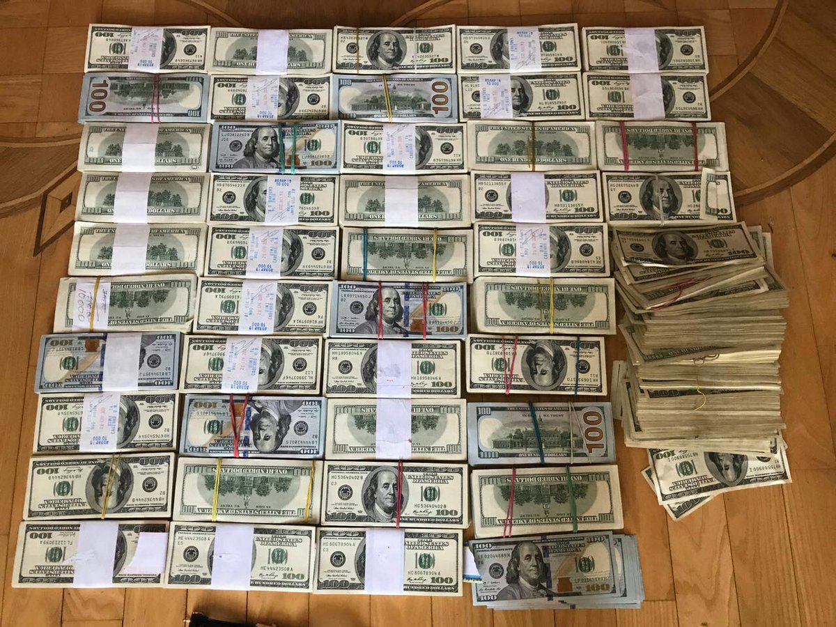 Полиция обнаружила в тайнике "вора в законе" в Одессе более миллиона долларов