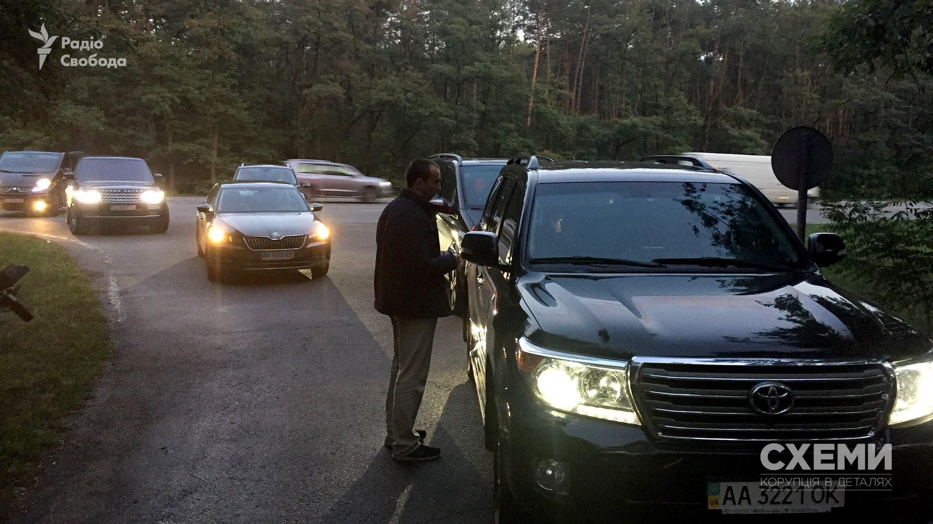 Порошенко созывает гостей: в резиденцию съезжаются нардепы – фото Порошенко созывает гостей: в резиденцию съезжаются нардепы – фото