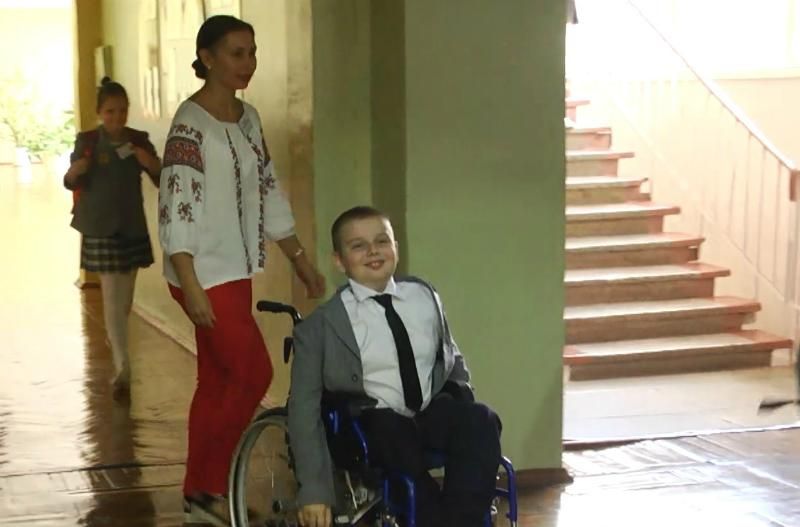 Бойцы АТО и Марина Порошенко посетили уникальную харьковскую школу с инклюзивным образованием