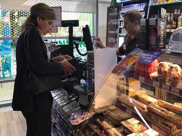 Марина Порошенко сняли на фото во время покупок на заправке