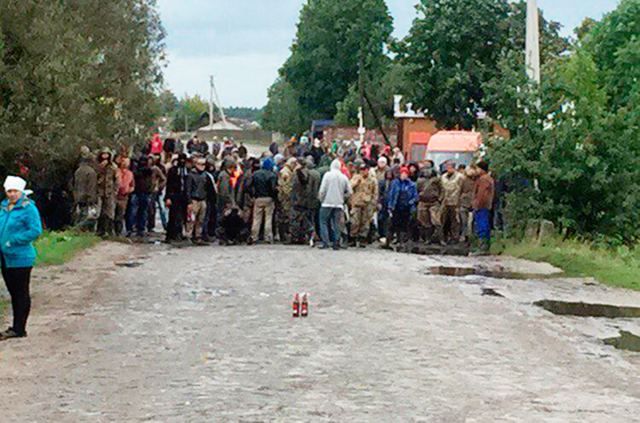 Столкновения вспыхнули между копателями янтаря и лесниками на Ровенщине: в разборки вмешалась полиция