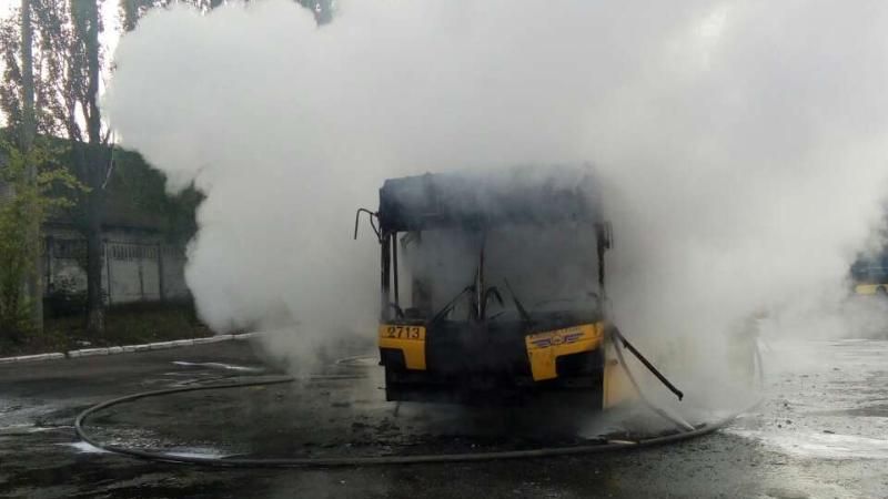 У Києві дощенту згорів тролейбус 