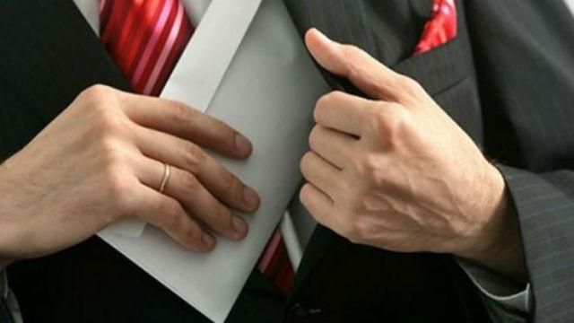 Прокурора спіймали на величезному хабарі Прокурора спіймали на величезному хабарі