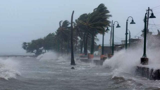 От урагана Ирма погиб серфер, который попытался покорить волну От урагана Ирма погиб серфер, который попытался покорить волну