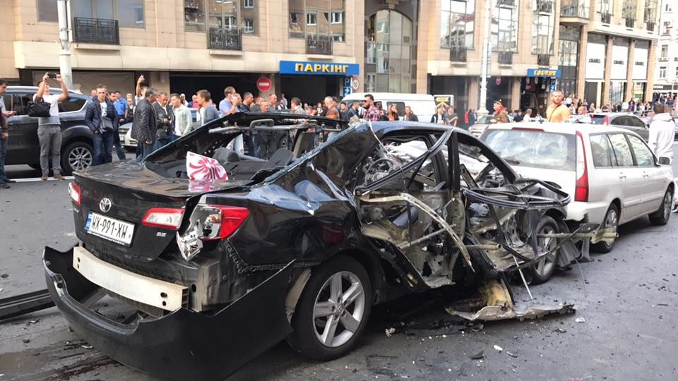 У центрі Києва вибухнув автомобіль: можливі жертви 