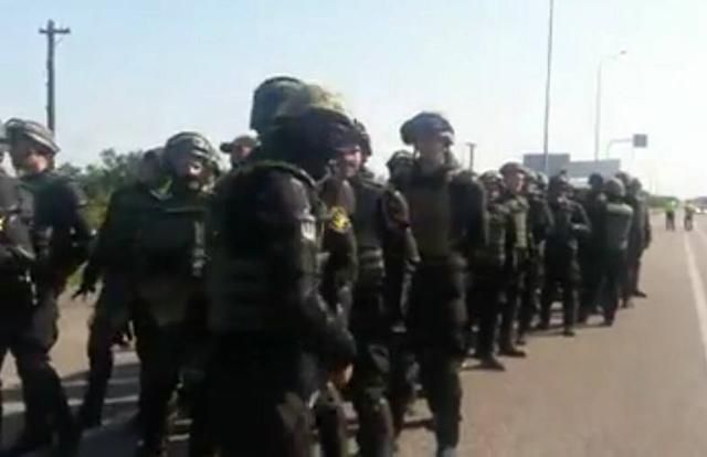 Поліція вдруге намагалася завадити руху автоколони активістів, що їдуть зустрічати Саакашвілі Поліція вдруге намагалася завадити руху автоколони активістів, що їдуть зустрічати Саакашвілі