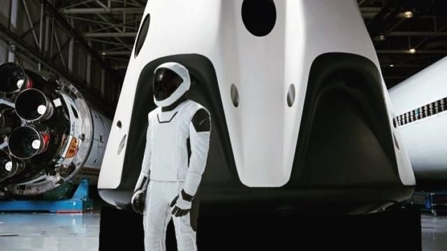 Ілон Маск показав, як виглядатиме скафандр астронавта SpaceX в повний ріст