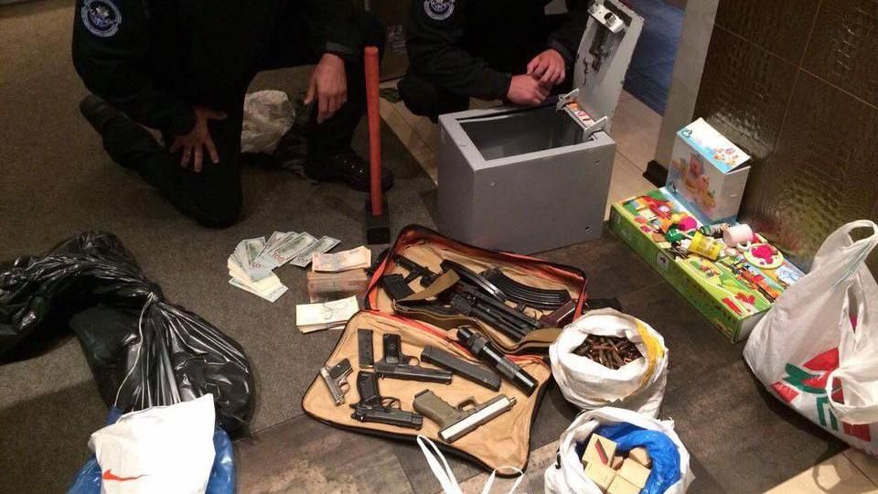 Правоохоронці виявили чималий арсенал зброї під час обшуків через незаконний піщаний кар'єр Правоохоронці виявили чималий арсенал зброї під час обшуків через незаконний піщаний кар'єр