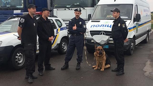 У поліції розповіли, як минула ніч на пункті пропуску "Краківець" в очікуванні Саакашвілі У поліції розповіли, як минула ніч на пункті пропуску "Краківець" в очікуванні Саакашвілі