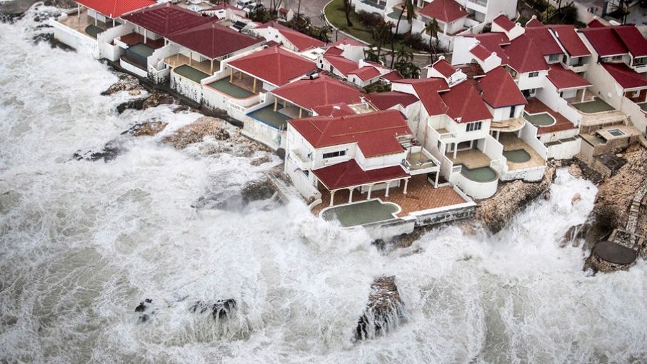 Ураган "Ірма" добрався до берегів Гавани: висота хвиль сягає дев'яти метрів