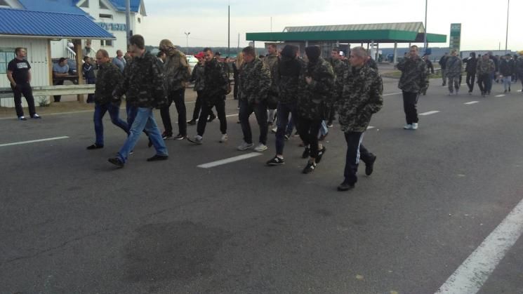 На пункт пропуску "Краковець" прибули 200 "тітушок" На пункт пропуску "Краковець" прибули 200 "тітушок"