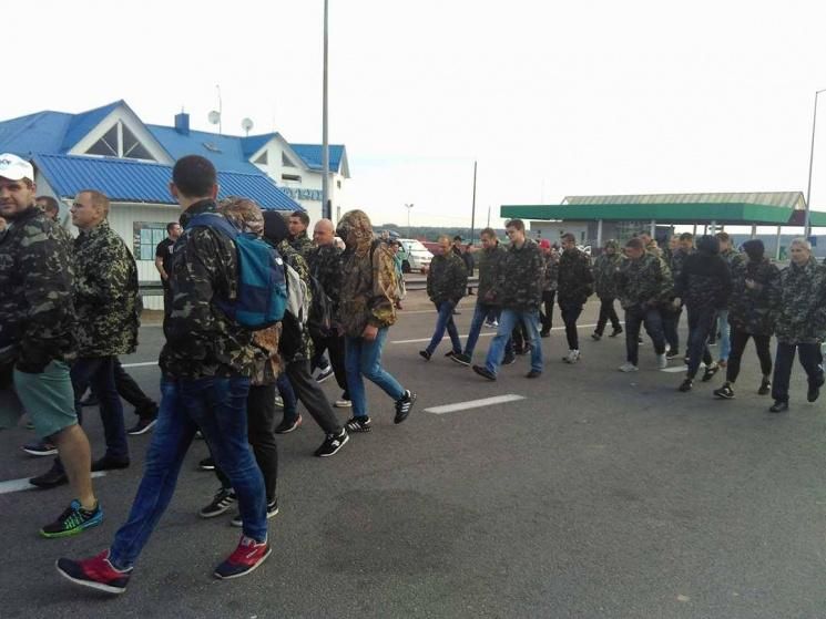 Саакашвили на границе: 200 титушек на пункте пропуска Краковец Саакашвили на границе: 200 титушек на пункте пропуска Краковец