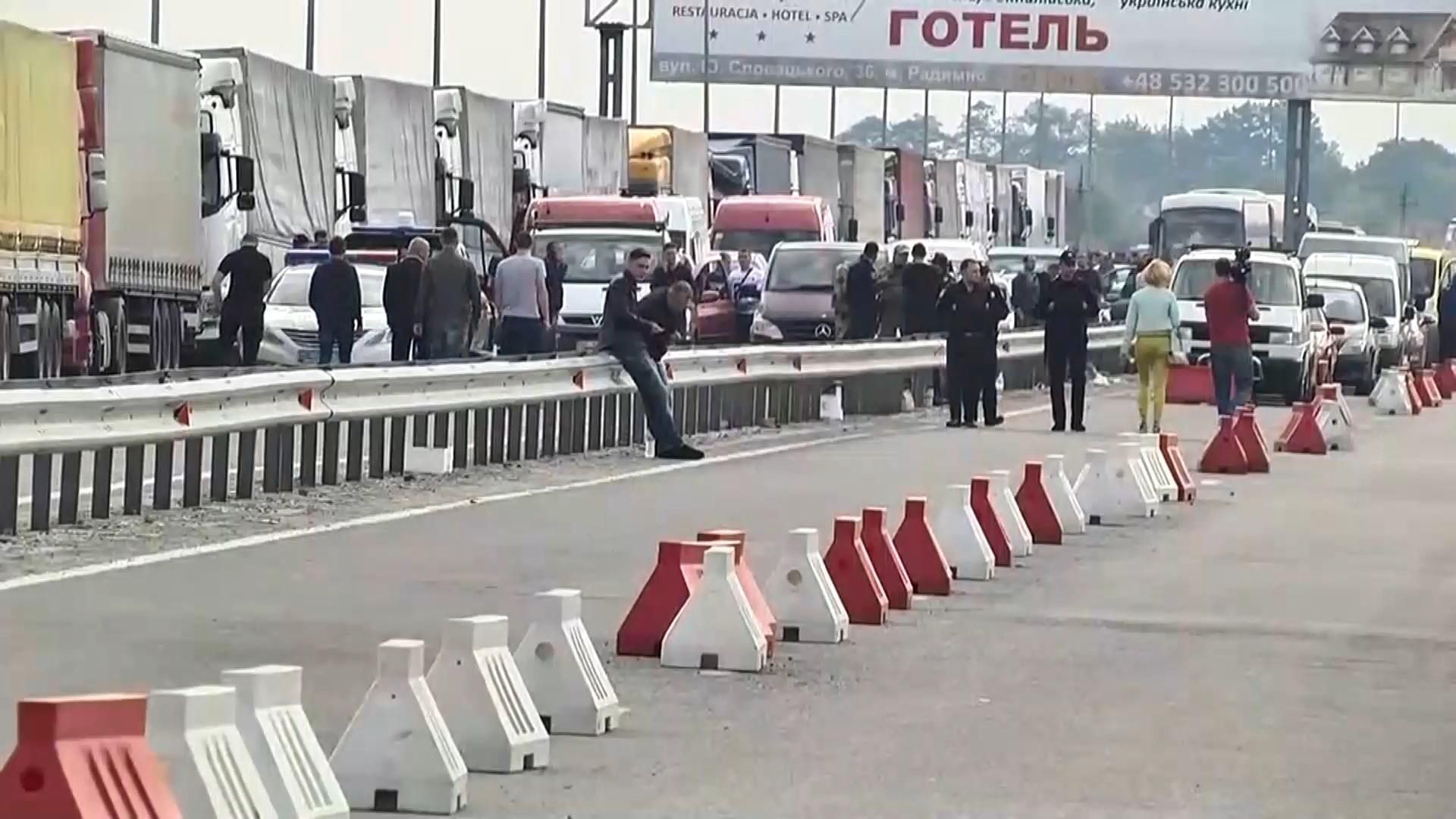 На встречу Саакашвили: на пункте "Краковец" образовались ужасные пробки На встречу Саакашвили: на пункте "Краковец" образовались ужасные пробки