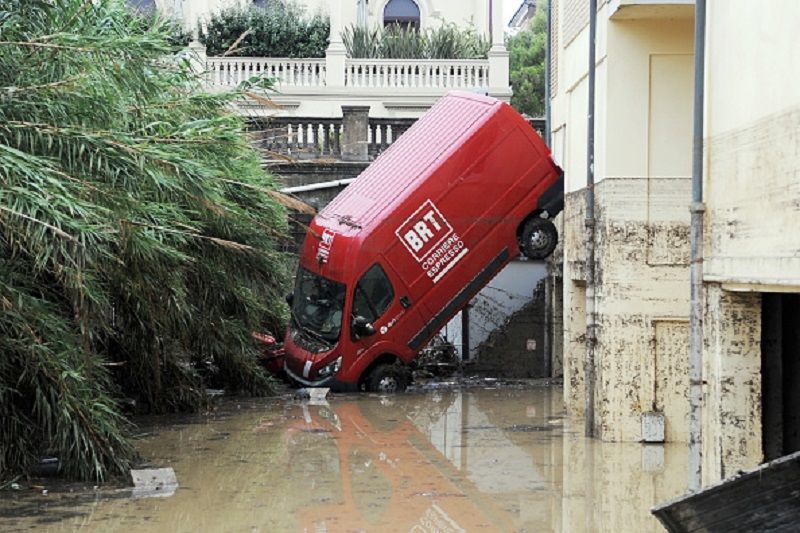Из-за непогоды в Италии погибли 6 человек: фото и видео последствий стихии