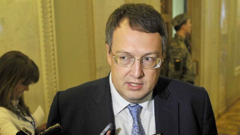 Геращенко говорит, что неприкосновенность не защитит нардепов, "незаконно пересекших границу" Геращенко говорит, что неприкосновенность не защитит нардепов, "незаконно пересекших границу"