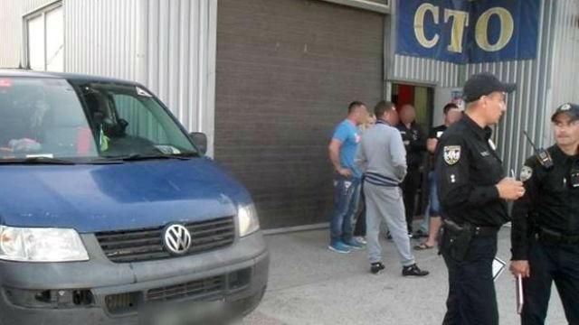 В Киеве клиенты СТО побили дубинками работников заведения В Киеве клиенты СТО побили дубинками работников заведения