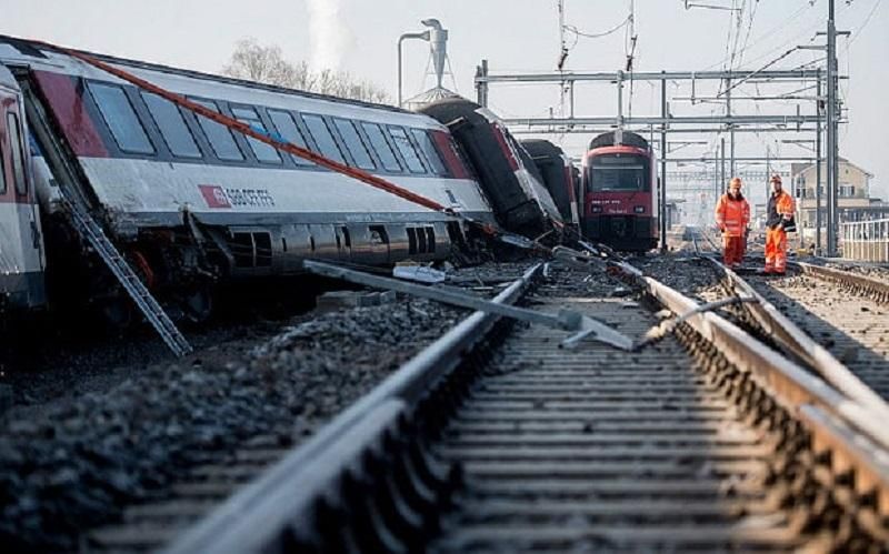 Два потяги зіткнулися у Швейцарії, є постраждалі