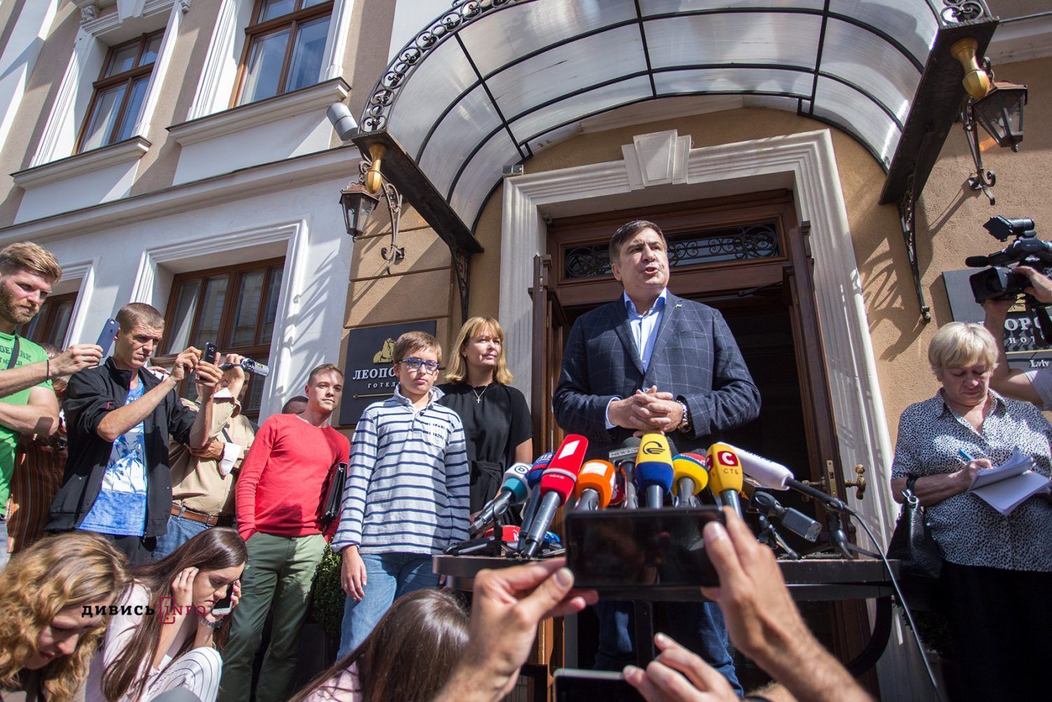 У львівський готель, де проживає Саакашвілі, прийшли правоохоронці та прикордонники, – джерело У львівський готель, де проживає Саакашвілі, прийшли правоохоронці та прикордонники, – джерело