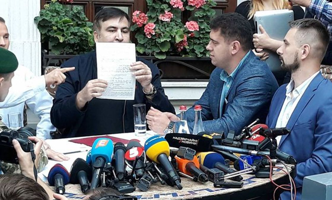 Саакашвілі у Львові підписав протокол про незаконний перетин кордону Саакашвілі у Львові підписав протокол про незаконний перетин кордону