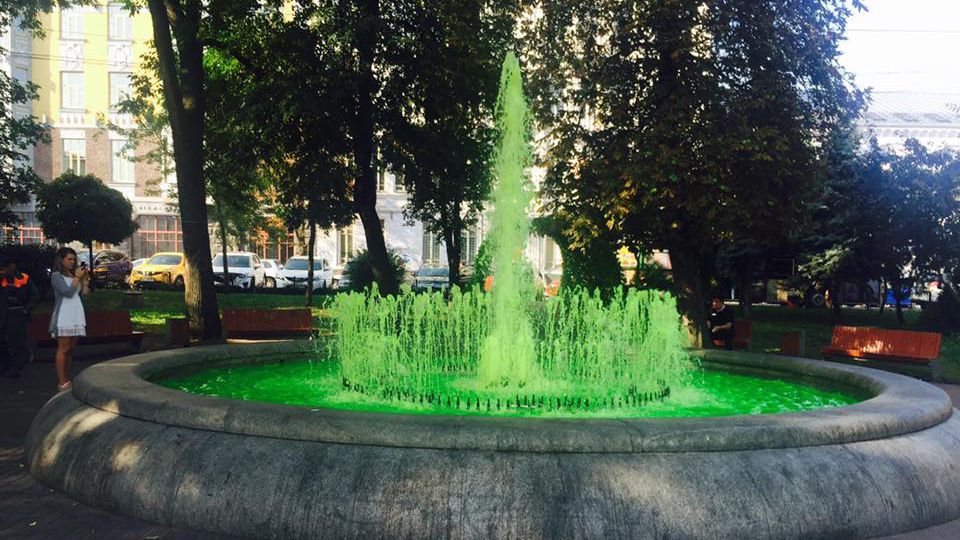 Вода в киевском фонтане стала необычного цвета: фото и видео