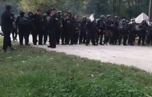 Поліція обшукує бійців батальйону "Донбас" на Львівщині Поліція обшукує бійців батальйону "Донбас" на Львівщині
