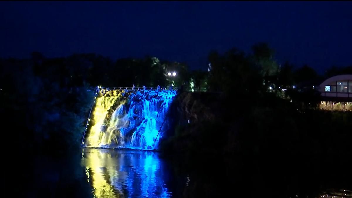 У Дніпрі водоспад став патріотичним У Дніпрі водоспад став патріотичним