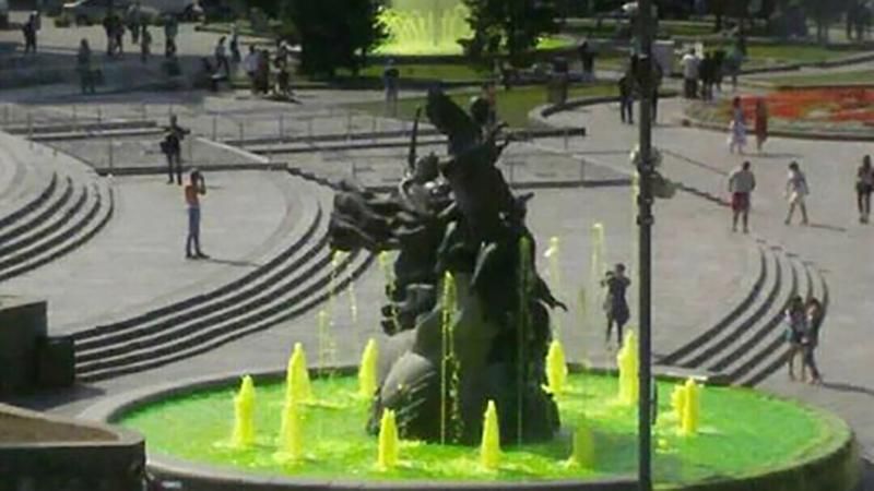 У Києві вандали "озеленили" історичну річку та фонтани у центрі 