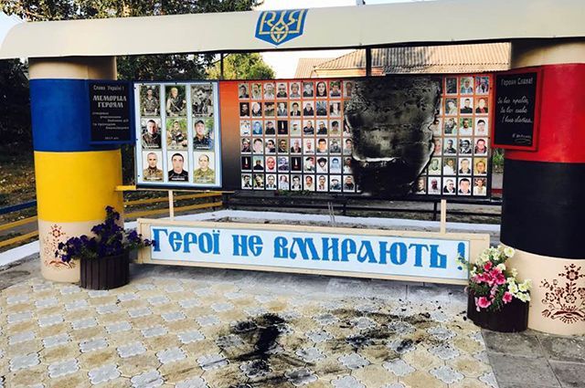 Невідомі підпалили на Одещині меморіал загиблим бійцям АТО та героям Майдану: є фото